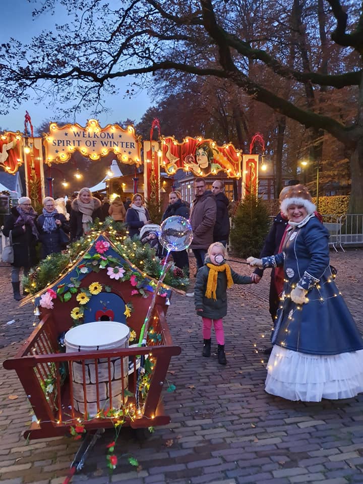 Bellenblaasact  boekt u bij www.kwekel-evenementen.nl