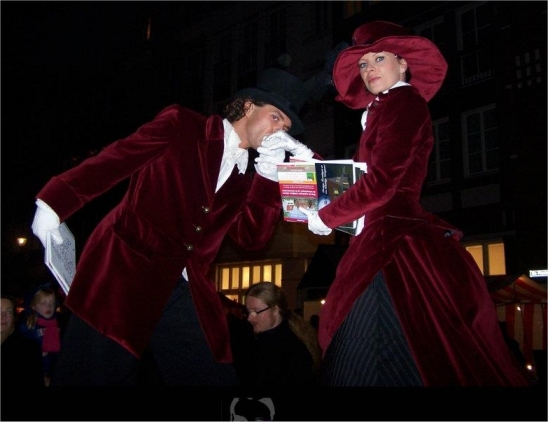 Dickens Steltlopers te boeken bij www.kwekel-evenementen.nl