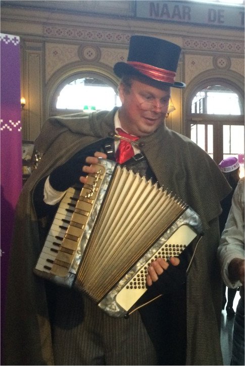 Dickens Accordeonist boekt u bij www.kwekel-evenementen.nl